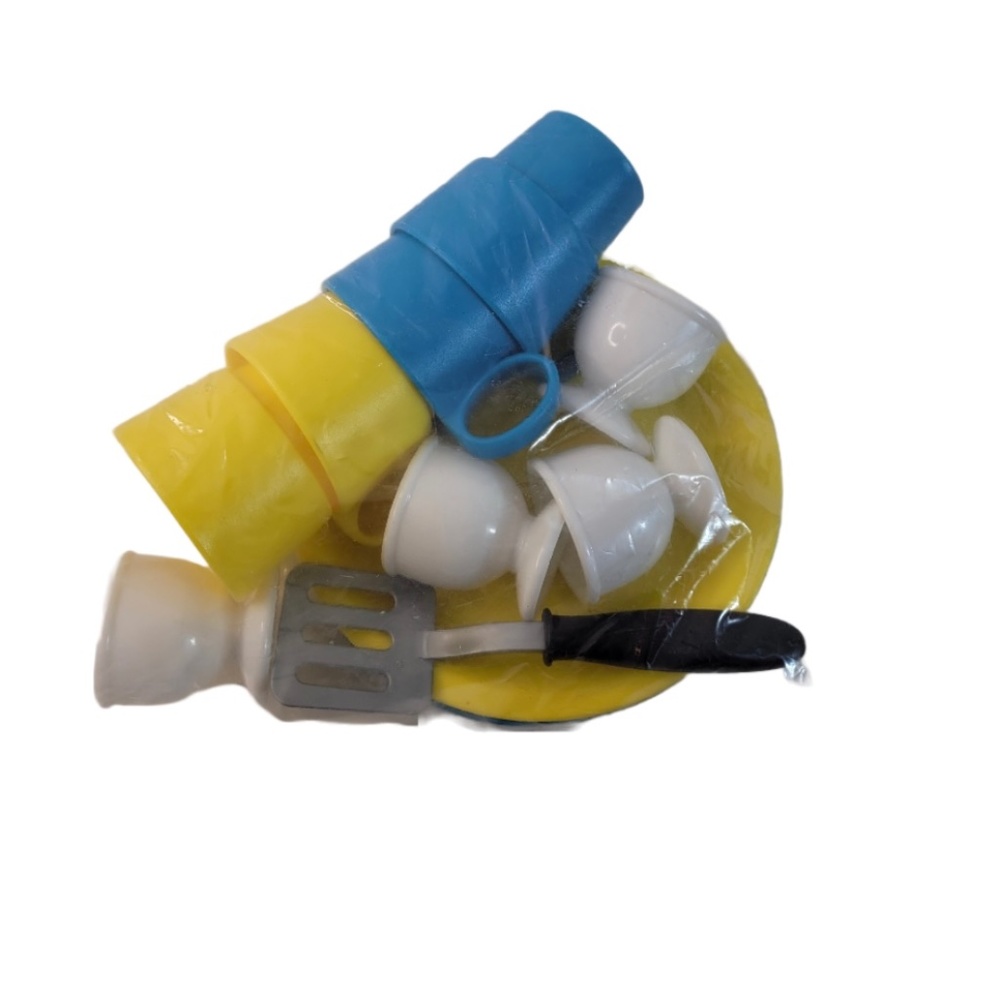 Play kitchen dishes